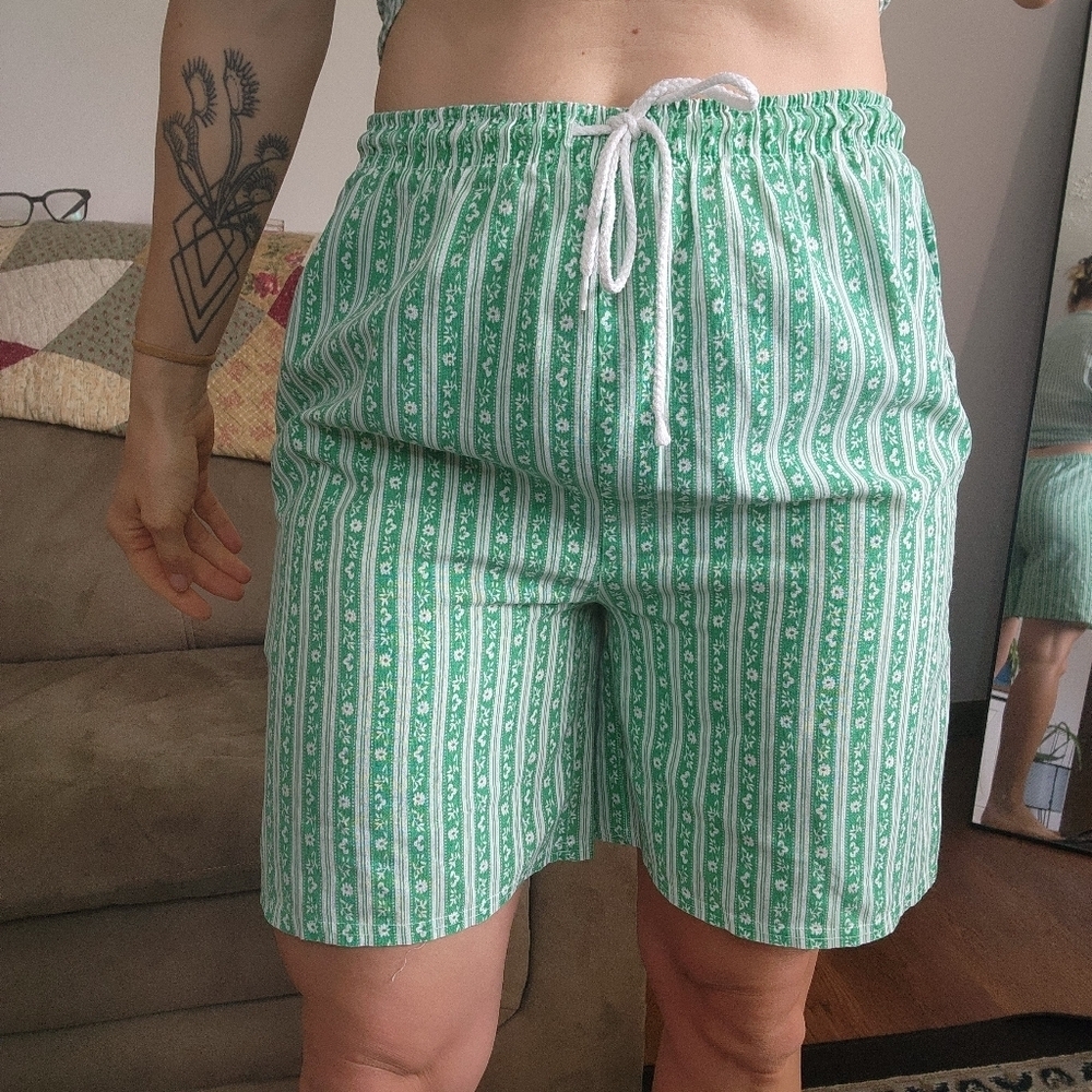 Vintage High Rise Floral Shorts Size Medium